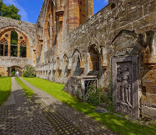 Wanderer an den Ruinenresten des Birgittenklosters Gnadenberg (LK Neumarkt, Foto R. Mederer)