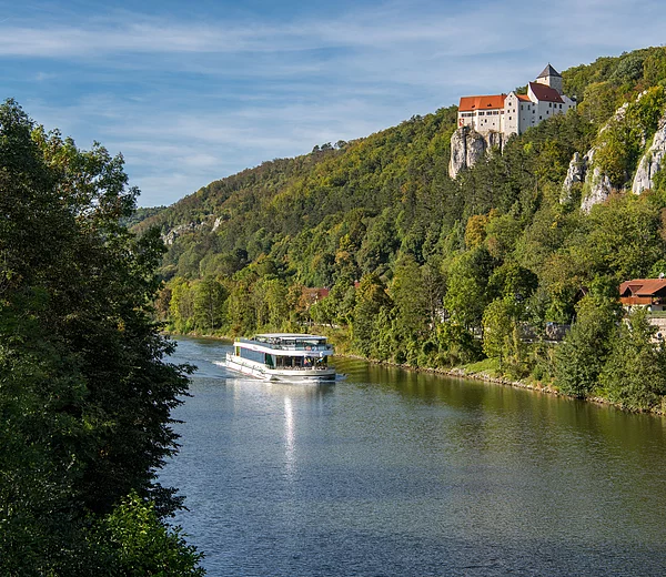 Schifffahrt auf dem Main-Donau-Kanal mit Blick zur Burg Prunn_© Anton Mirwald