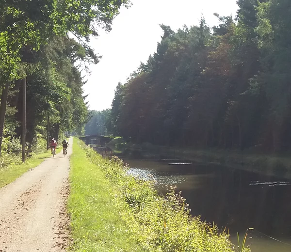 Radler am Kanal