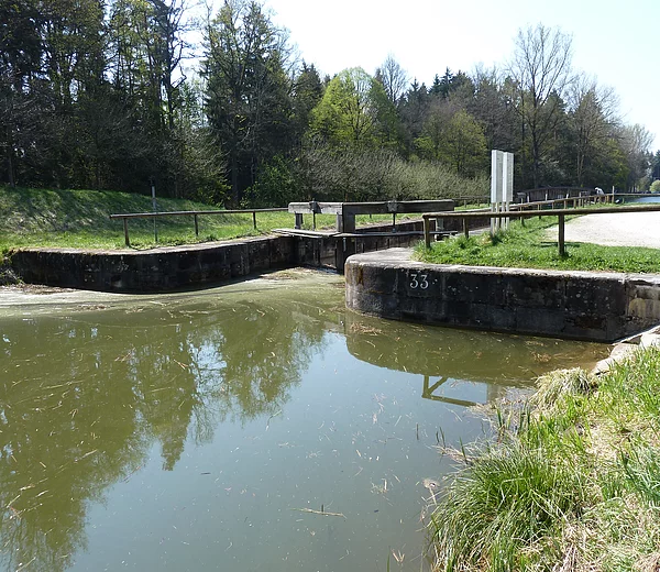 Der Ludwig-Donau-Main-Kanal musste zwischen Donau und Main mit 100 Schleusen  264 Meter Höhenunterschied bewältigen: 80 m mit 32 Schleusen von Kelheim hinauf zur Scheitelhaltung, 184 m von dort mit 68 weiteren Schleusen hinab nach Bamberg. Die 34,15