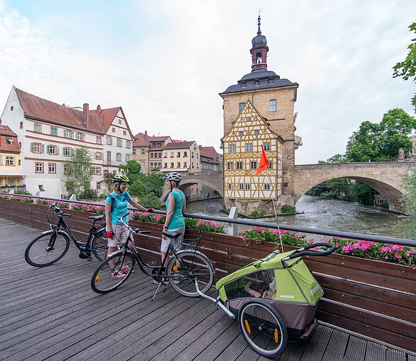 Blick auf die Regnitz und das Brückenrathaus in Bamberg