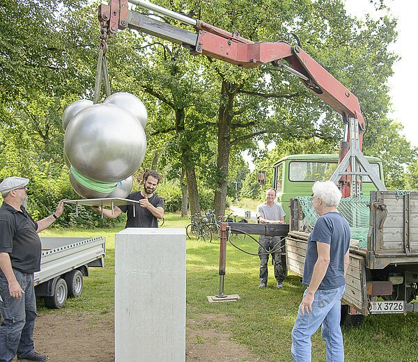 Aufstellung des Kunstwerks H20 am Adenauerufer Bamberg. Foto: Thomas Ochs