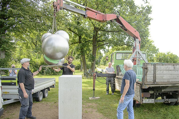 Aufstellung des Kunstwerks H20 am Adenauerufer Bamberg. Foto: Thomas Ochs